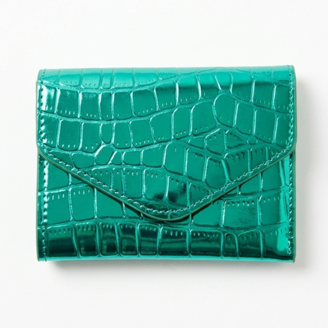 Givana leather wallet with magnetic closure, compact design, featuring multiple card slots and a sleek, stylish appearance.
