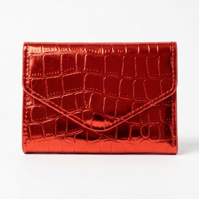 Givana leather wallet with magnetic closure, compact design, featuring card slots and a sleek appearance.