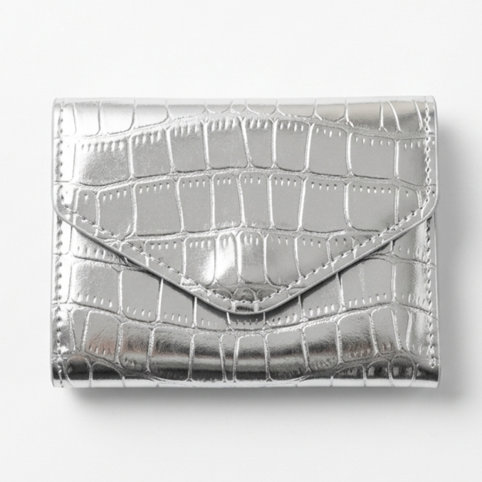 Givana leather wallet with magnetic closure, featuring a sleek design and compact size for everyday use.